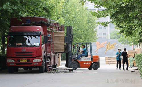 原山集團(tuán)產(chǎn)品裝車中-金馬首木門